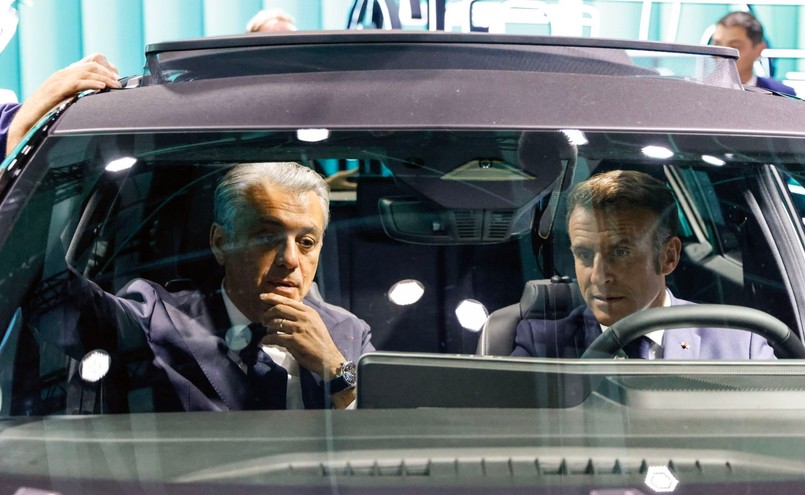 Prezydent Francji Emmanuel Macron i Luca de Meo, szef Grupy Renault