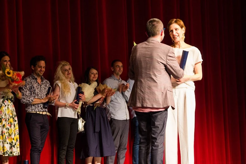 Minja Peković prima nagradu "Zoran Radmilović" za bravuru u predstavu "Kus petlić"