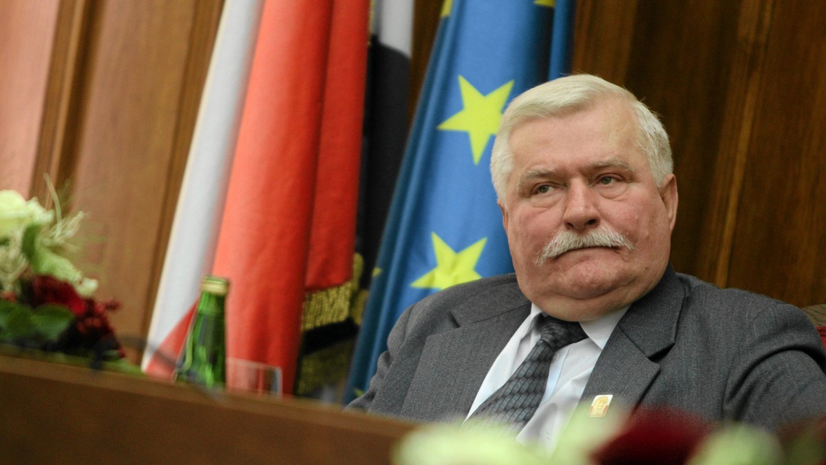 Lech Wałęsa uważa, że Lech Kaczyński "nie zasługuje na pomniki". - Jako prezydent się nie sprawdził, bez przerwy konfliktował, poobrażał sąsiadów wszystkich - powiedział dziennikarzom w Gdańsku były prezydent.