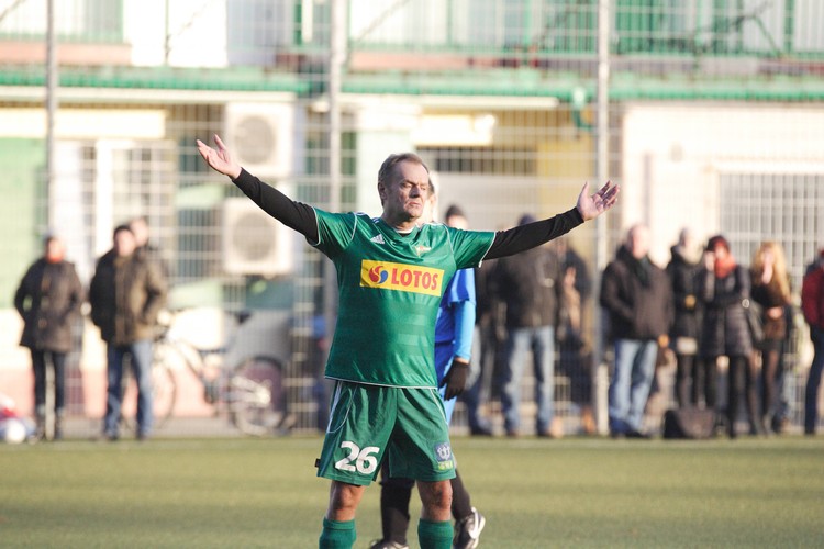 Donald Tusk jest w formie. Strzelił gola w sylwestrowym meczu