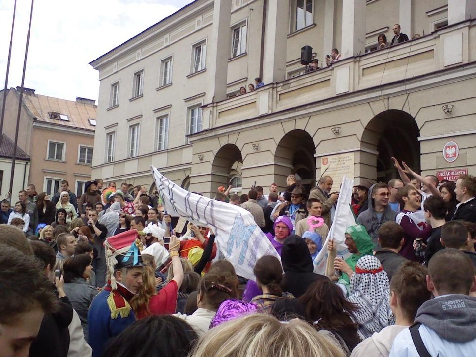 w;] - Kielce,przed Urzędem Miasta.