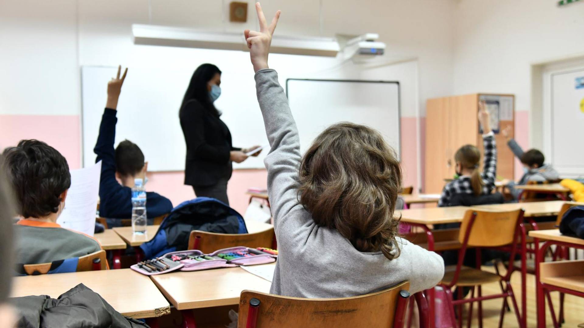 Svi komentarišu poruku oca koji se iznervirao zbog kupovine poklona razrednoj u jednoj srpskoj školi