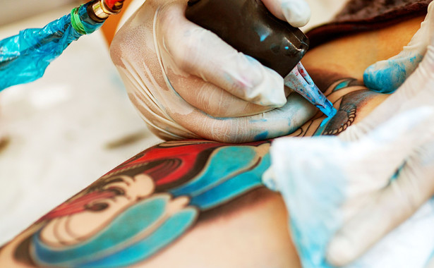 Tatuaż kolorowy, tatuażysta