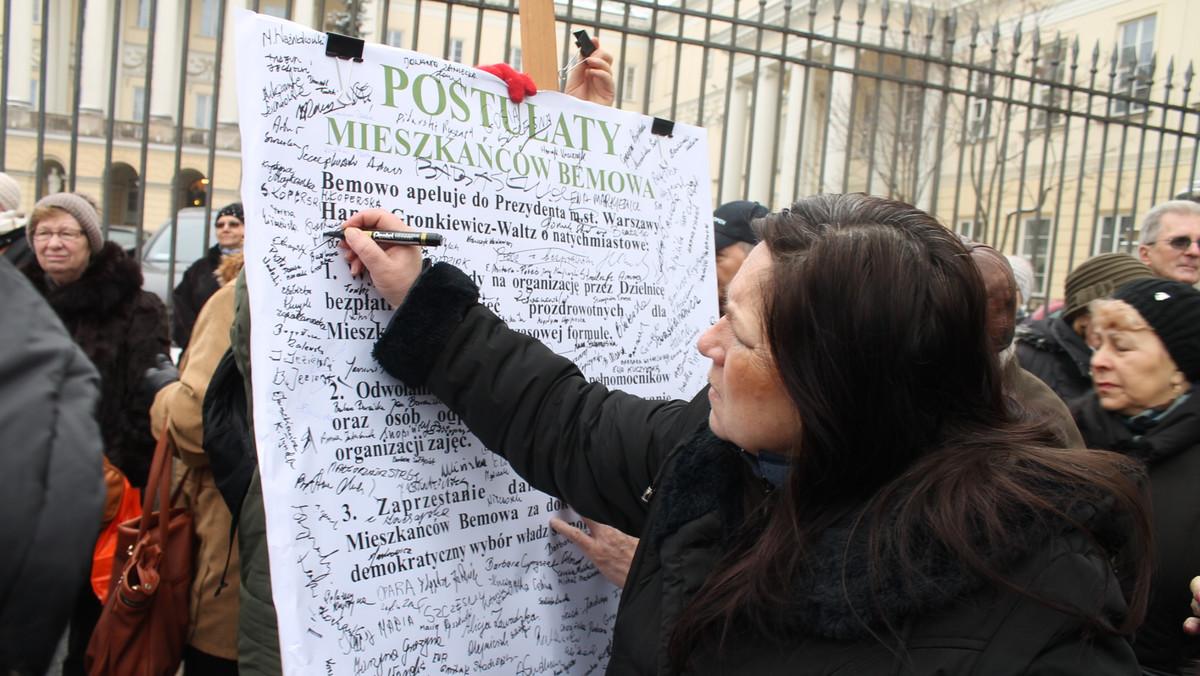 Zaostrza się konflikt między stołecznym Ratuszem a nowymi władzami Bemowa. Zarząd tej dzielnicy wciąż nie uznaje pełnomocników Hanny Gronkiewicz-Waltz, mających podejmować decyzje finansowe i kadrowe. Dlatego Krzysztof Zygrzak, burmistrz Bemowa, postanowił właśnie, że będzie ich pomijał i sam podpisywał wszystkie dokumenty. W odpowiedzi prezydent Warszawy wydała zarządzenie uchylające jego decyzję.