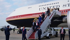 Donald Tramp izlazi iz predsednčkog aviona AIr Force One-a