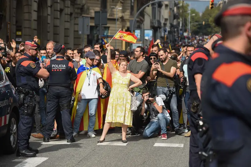 Po referendum na ulice Barcelony wyszli Katalończycy wspierający niepodległość i ci, którzy nie chcą oderwania od Hiszpanii