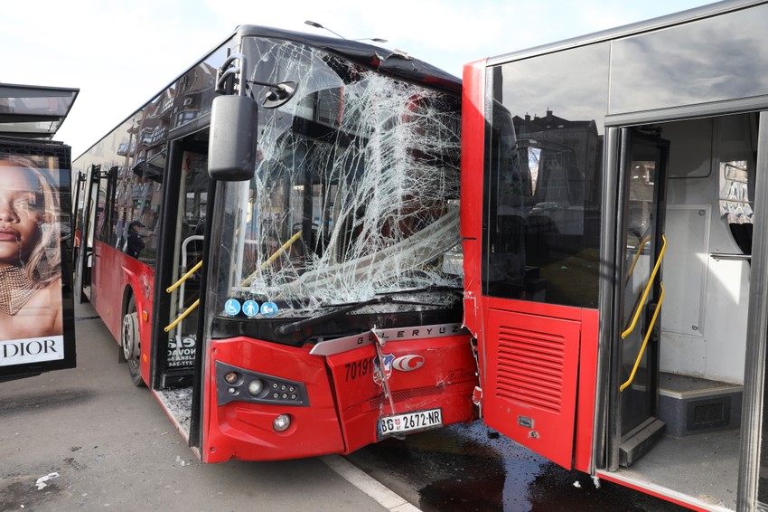 U sudaru dva autobusa GSP povređeno je 13 osoba