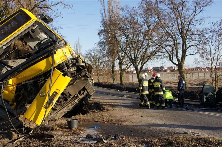 To był motocykl. Zderzył się z autobusem. Motocyklista zginął. 20 osób jest rannych