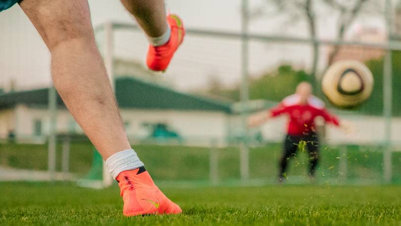 Schnürsenkel im Abseits – Fußballschuhe mit Slip-On im Vergleich -  guenstiger.de Kaufberatung und Preisvergleich