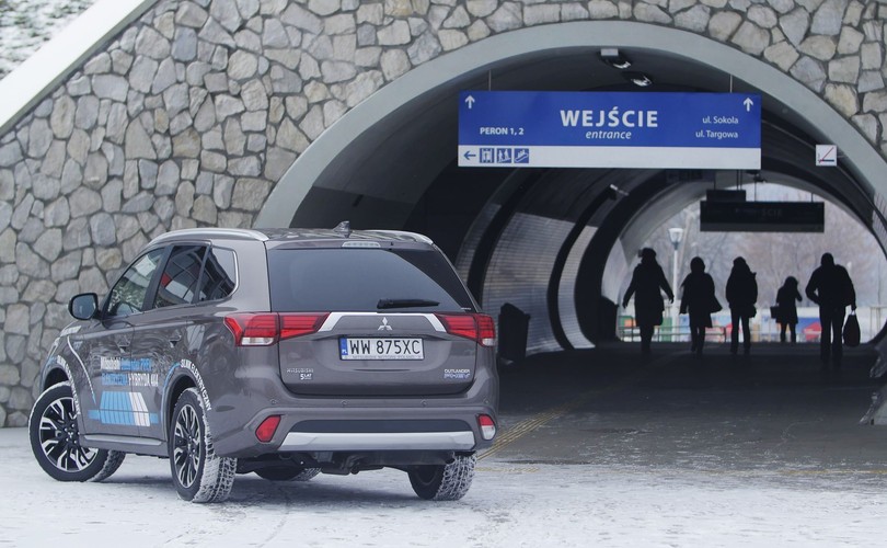 Mitsubishi Outlander PHEV 2016