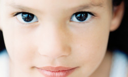 Sińce pod oczami u dziecka - co oznaczają? Czy opuchlizna pod oczami jest groźna?