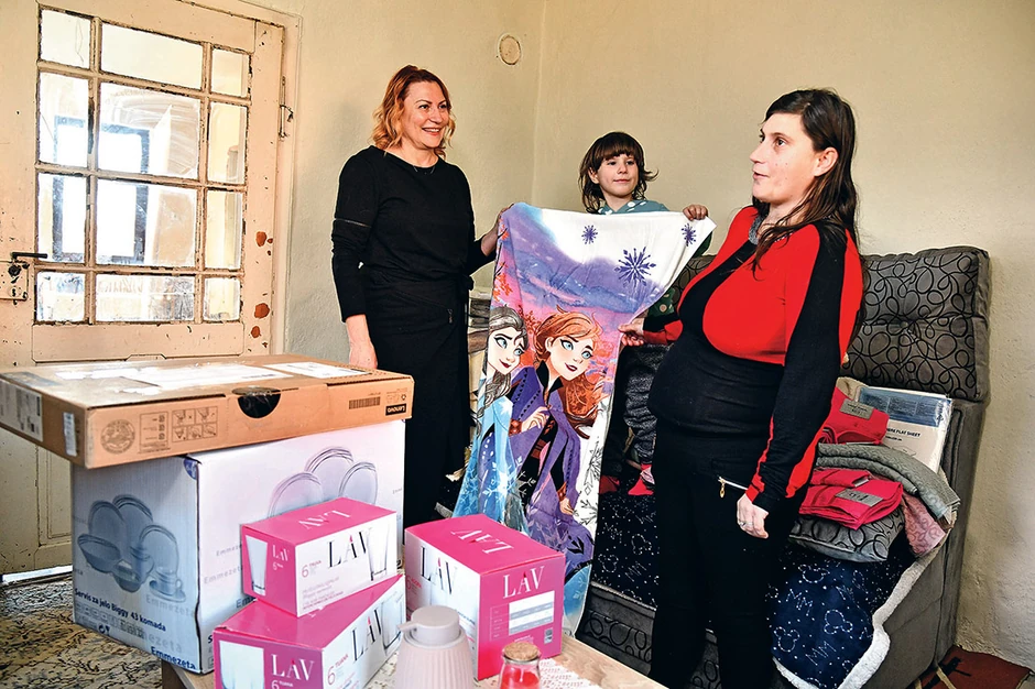 Srećno lice male devojčice dok pokazuje novi prekrivač