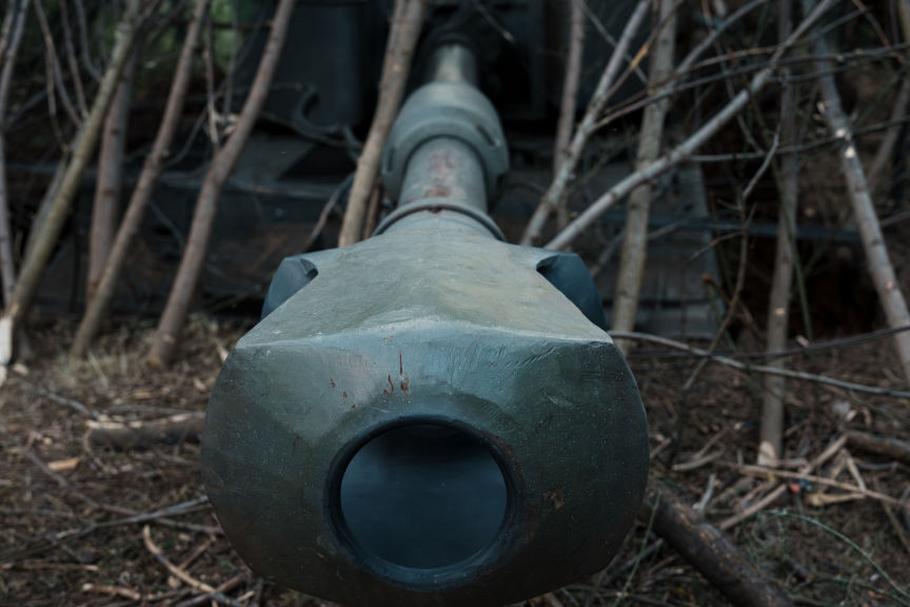 Wystająca z zarośli armata haubicy Paladin w rejonie Doniecka. Amunicja precyzyjna w NATO-wskim standardzie 155 mm to zdaniem wojskowych broń, na którą Rosjanie nie mają dziś adekwatnej odpowiedzi.
