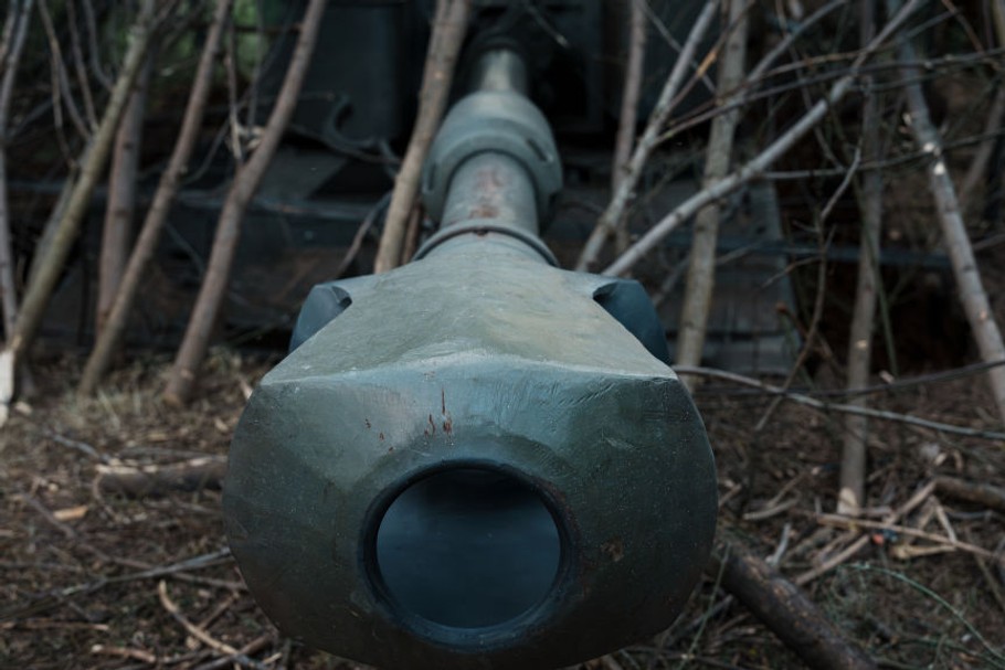 Wystająca z zarośli armata haubicy Paladin w rejonie Doniecka. Amunicja precyzyjna w NATO-wskim standardzie 155 mm to zdaniem wojskowych broń, na którą Rosjanie nie mają dziś adekwatnej odpowiedzi.