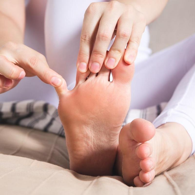 Nagniotki na małych palcach u nóg - objawy, przyczyny, leczenie. Jak sobie  radzić z nagniotkami?