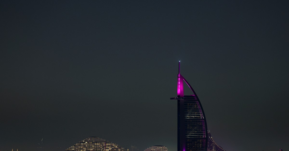 Ataki na hotele w Dubaju. Irański dron uderzył w Burj Al Arab