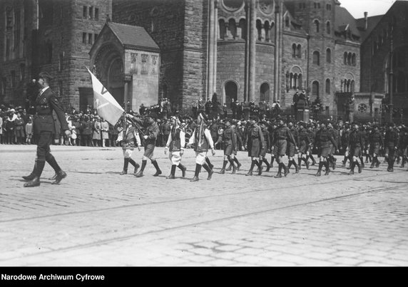 Obchody święta 3 maja w przedwojennej Polsce - zdjęcie pochodzi z archiwów Narodowego Archiwum Cyfrowego