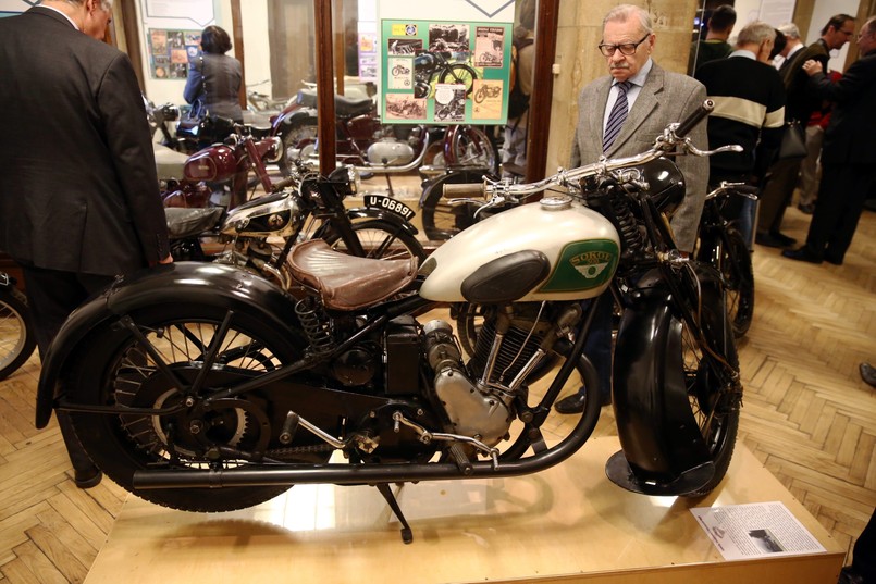 "Motocykle Sokół to była światowa klasa, a Sokół 500 RS z 1937 roku to jest już absolutny rarytas" - mówił Jerzy Lemański z Muzeum Techniki i Przemysłu NOT. Silnik o pojemności 500 ccm wytwarzał 22 KM - z pełnym obciążeniem rozwijał prędkość 125 km/h. "Stosunek mocy do masy pojazdu był wyjątkowo korzystny. Projekt Rudawskiego na głowę bił takie marki, jak NSU, Triumph czy Zündapp" - opisuje Lemański. Egzemplarz muzealny posiada silnik z numerem 003. Jednostka z numerem 002 w latach 80. została wywieziona do Stanów Zjednoczonych, a w roku 2013 wróciła do Polski. Na zdjęciu jeden z trzech jakie przerywały do dziś (dwa pozostałe są w prywatnych zbiorach). Dlaczego sokół 500 nie trafił do produkcji seryjnej?