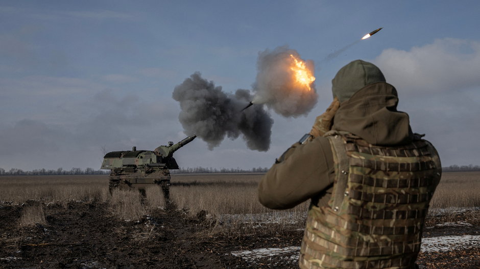 Ukraińscy żołnierze ostrzeliwują rosyjskie pozycje z niemieckich Panzerhaubitze 2000
