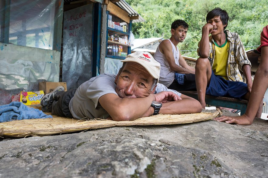 Chwila relaksu gdzieś na trasie do Sanktuarium Annapurny.