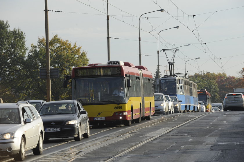 Samochody i pojazdy wrocławskiej MPK na Moście Osobowickim