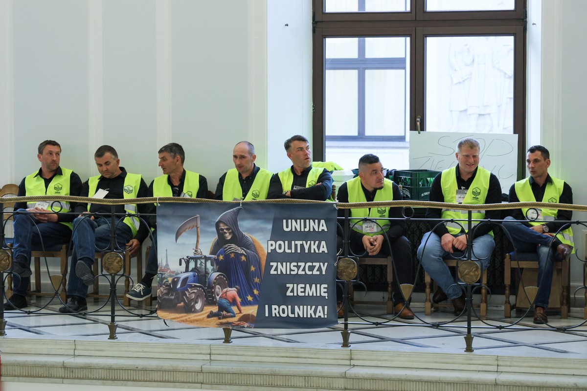 Rolnicy ze Związku Rolniczego "Orka" na korytarzu Sejmu w Warszawie. Żądają spotkania z premierem ws. Zielonego Ładu