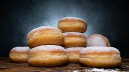 pączki jak z cukierni z prl. ten przepis uwodzi smakiem i prostotą, będą puszyste i pyszne