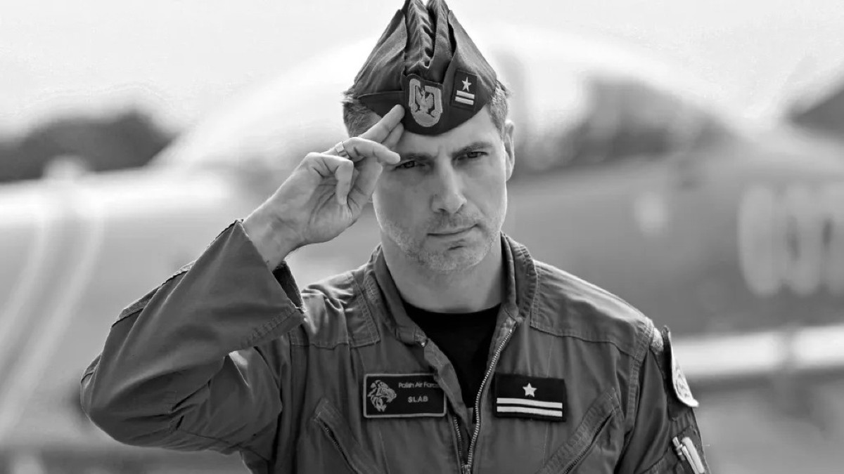Pilot Maciej Krakowian salutujący