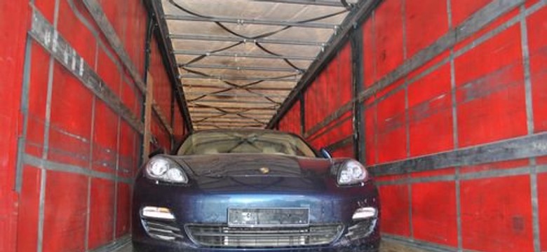 Jak przemycić porsche i lexusa? Zobacz zdjęcia