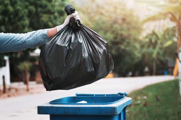 Osoby zarażone koronawirusem, a leczone w domu, wytwarzają odpady zakaźne, ale według przepisów są to zwykłe odpady komunalne. Potrzebujemy wytycznych, jak z nimi postępować – alarmują samorządowcy.