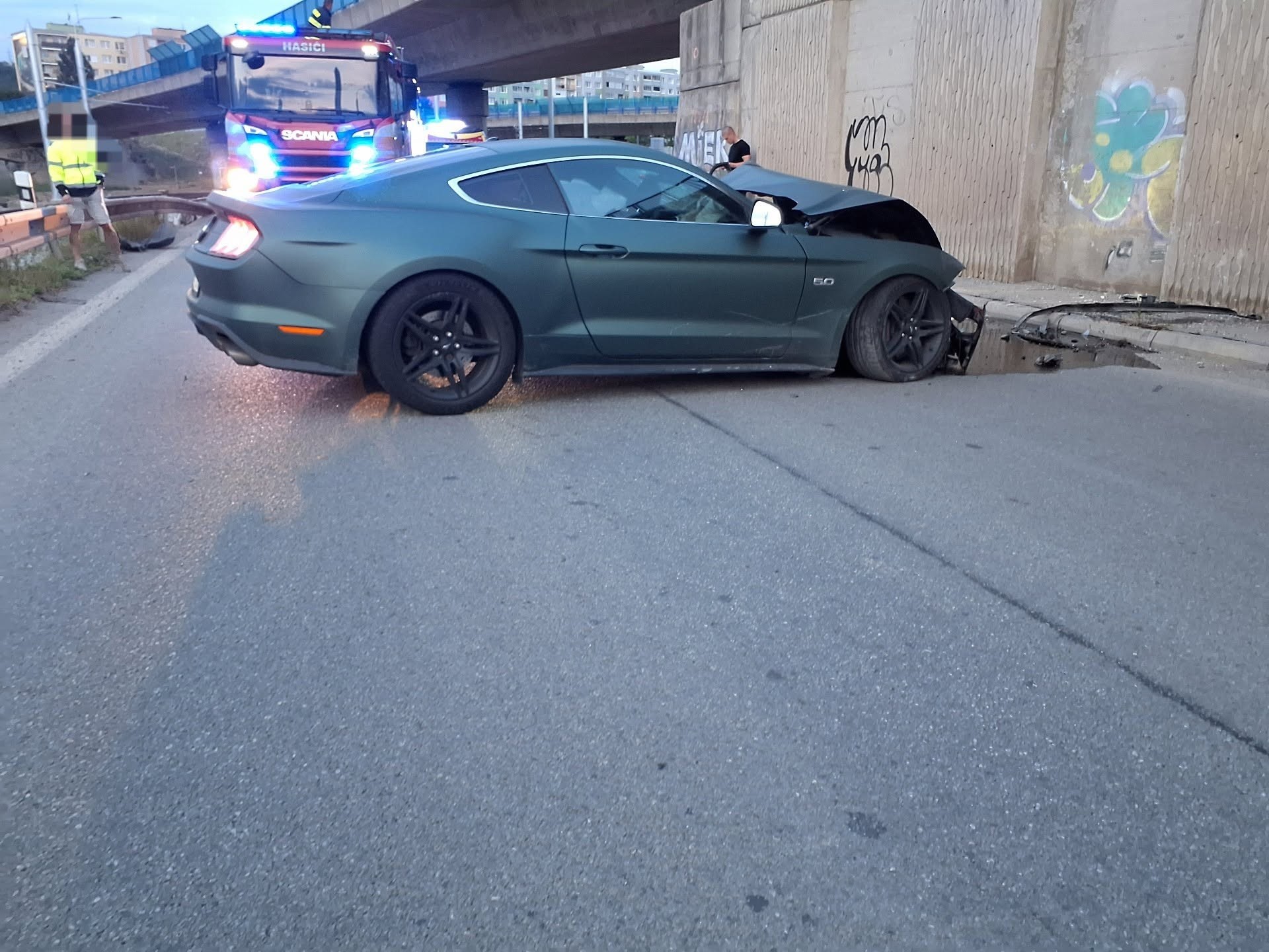 Osobné motorové vozidlo narazilo do betónovej konštrukcie mosta.
