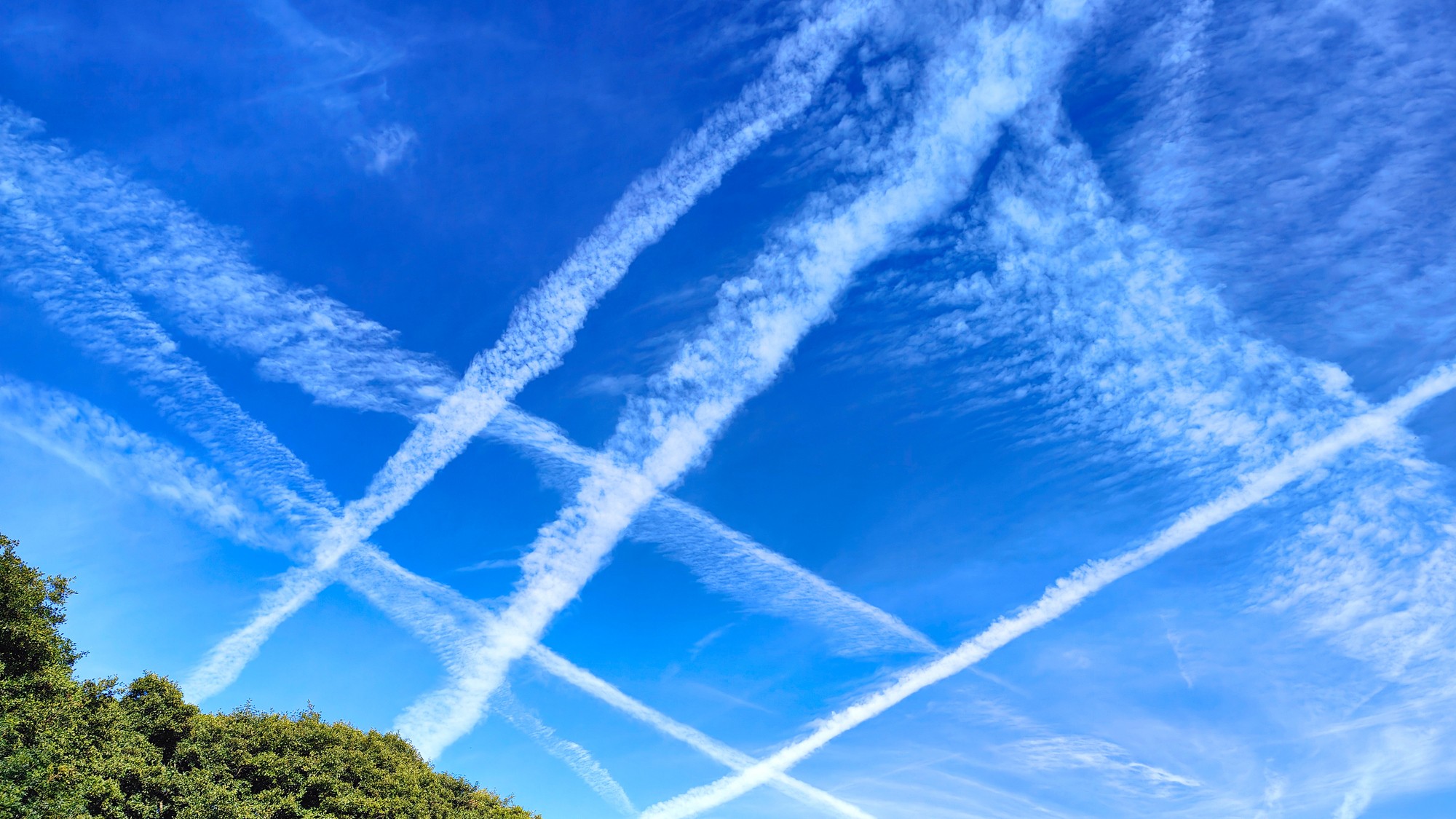 Čiary po lietadlách. (ilustračné foto)