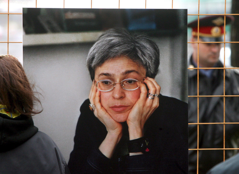 Portret Anny Politkowskiej na wystawie zdjęć poświęconej pamięci zamordowanej rosyjskiej dziennikarki, w jednym z moskiewskich parków, Moskwa, 2007.