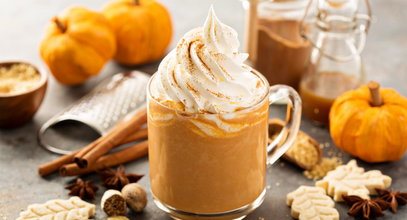 Za Pumpkin Spice Latte w kawiarni zapłacisz krocie. W domu zrobisz lepszą za grosze