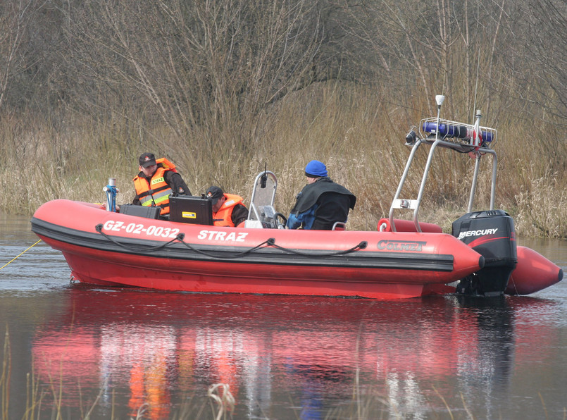 Policja i nurkowie szukają 15-letniej dziewczyny z Łomży, która, według relacji świadków rzuciła się do rzeki