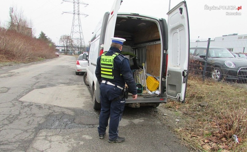 Cztery mandaty, łącznie ponad 2100 zł kary, 10 punktów i zakaz dalszej jazdy.