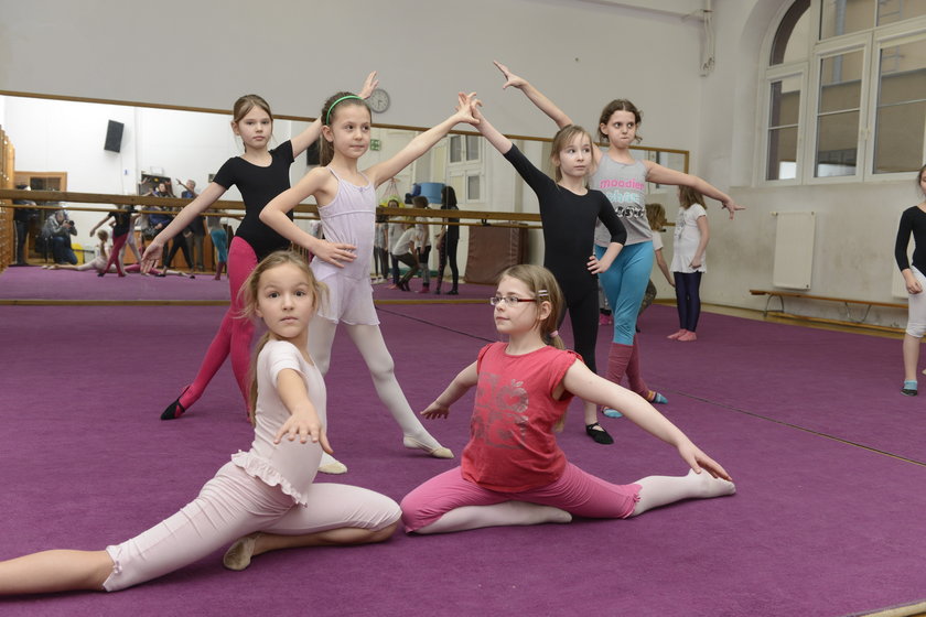 Zajęcia z gimnastyki artystycznej w Centrum Edukacji Kulturalnej Dzieci i Młodzieży przy ul. Kołłątaja we Wrocławiu