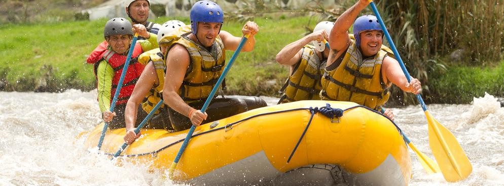 <b>Rafting </b><br/>  - to spływ rwącą rzeką przy pomocy różnego rodzaju pontonów, łodzi  czy kajaków. Walka z żywiołem natury wyzwala w uczestnikach spływu mnóstwo adrenaliny.