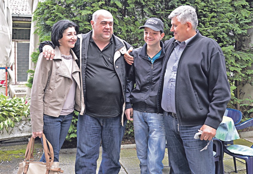 Porodica Savic i Živorad Arsenic, predsednik laktaske boračke organizacije.