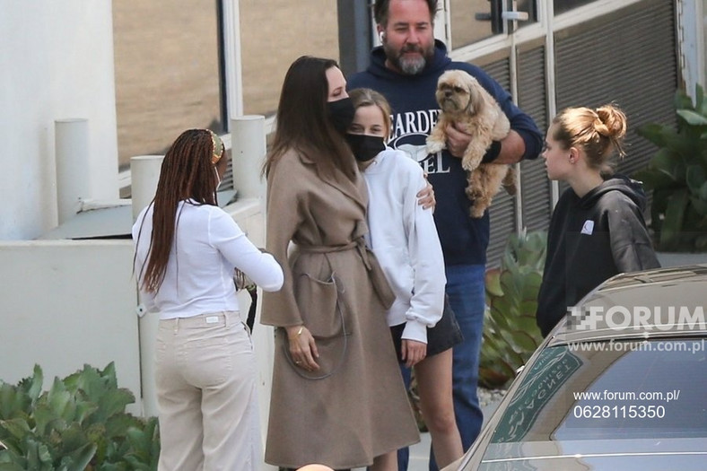 Angelina Jolie przytula córki po wyjściu ze szpitala 