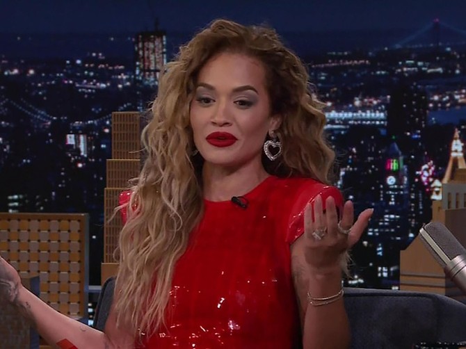 Rita Ora prenerazila sve dramatičnom promenom izgleda - jedva se prepoznaje! 