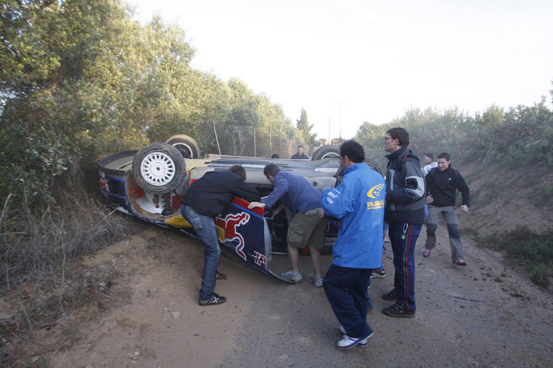 Rajd Hiszpanii 2010: jak ratowali po wypadku Räikkönena (zdjęcia: Rallyworld©Willy Weyens)