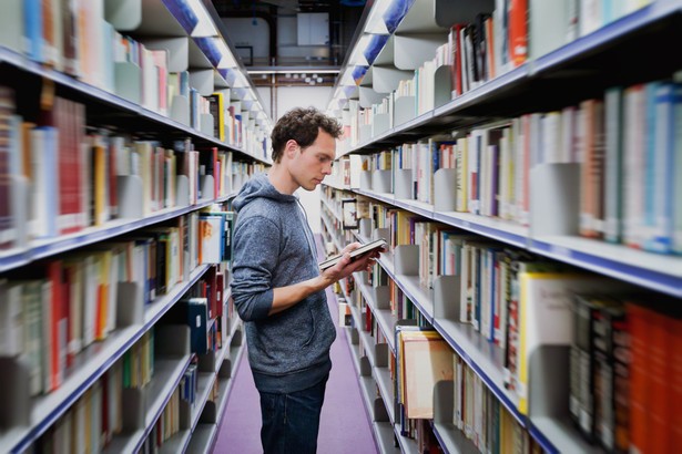 Zatrudniając studenta na zlecenie firma nie musi opłacać składek na ubezpieczenie społeczne i zdrowotne.