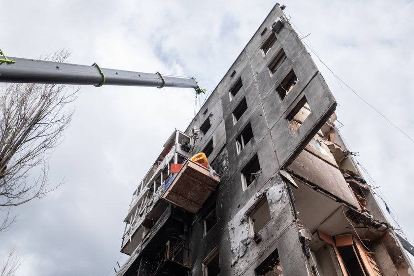 Pralka, materac, pościel, parę tobołków - tyle uratowali z mieszkania po wybuchu bomby