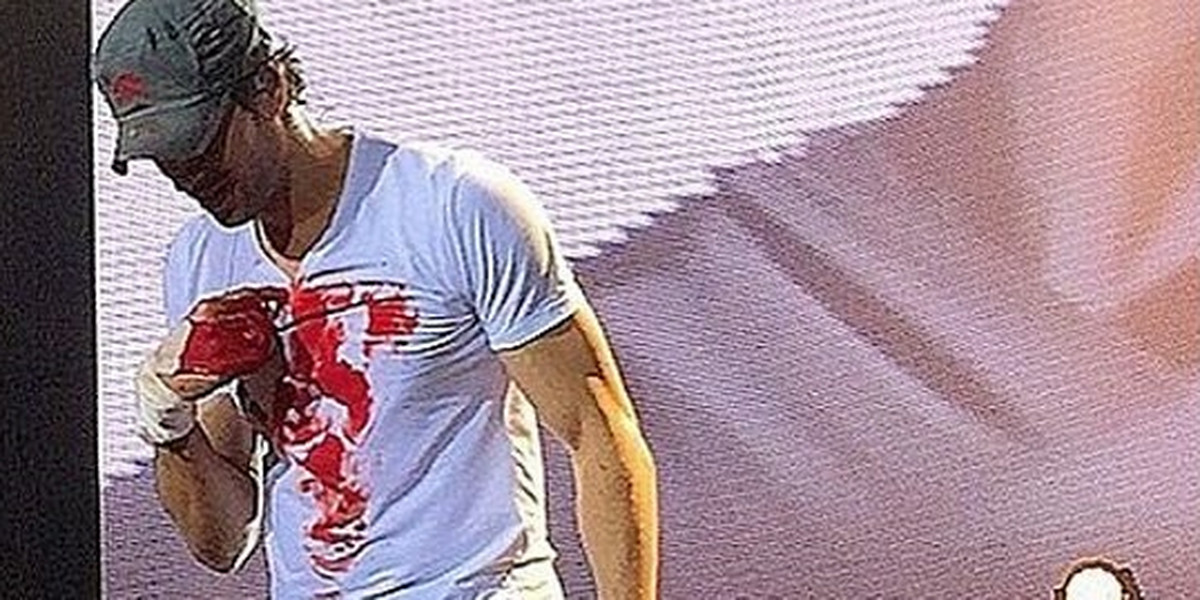 Enrique Iglesias ranny na koncercie