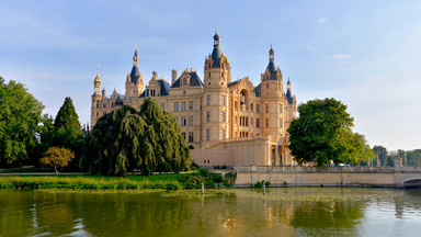 Niezwykłe miejsce blisko Polski. Jest tam Kraków, a zamek wygląda jak z Disneya
