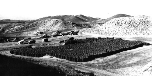 Beczki ze skażoną ziemią w Palomares przygotowywane do wywozu do Stanów Zjednoczonych w celu przetworzenia