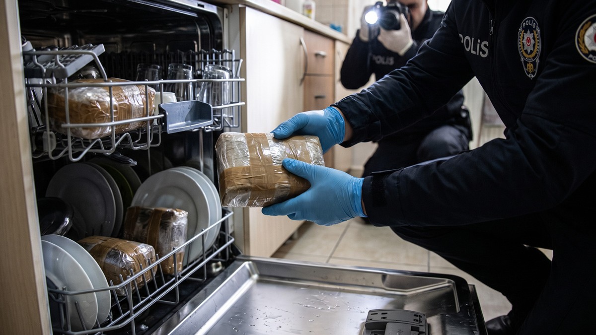 100 de kilograme de droguri ascunse în mașina de spălat vase, capturate în Istanbul