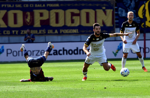 Zawodnik Pogoni Szczecin Sebastian Kowalczyk (L) i Martin Pospisil (P) z Jagiellonii Białystok podczas meczu 3. kolejki piłkarskiej Ekstraklasy