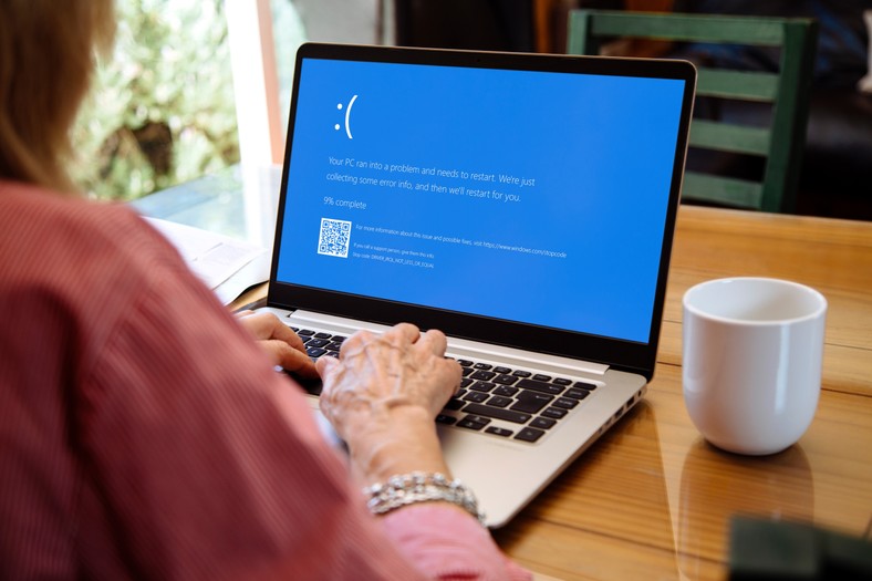 Windows Microsoft 10 11 komputer laptop pc kobieta praca Woman,With,Laptop,Showing,Blue,Screen,Of,Death,Or,Bsod